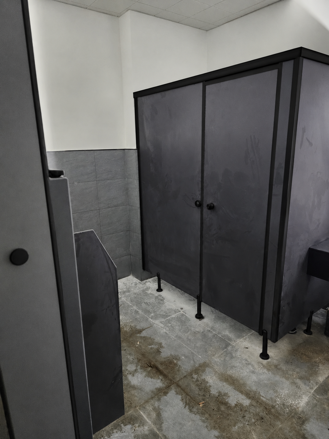 Thi công vách ngăn nhà vệ sinh Compact HPL màu ghi xám
