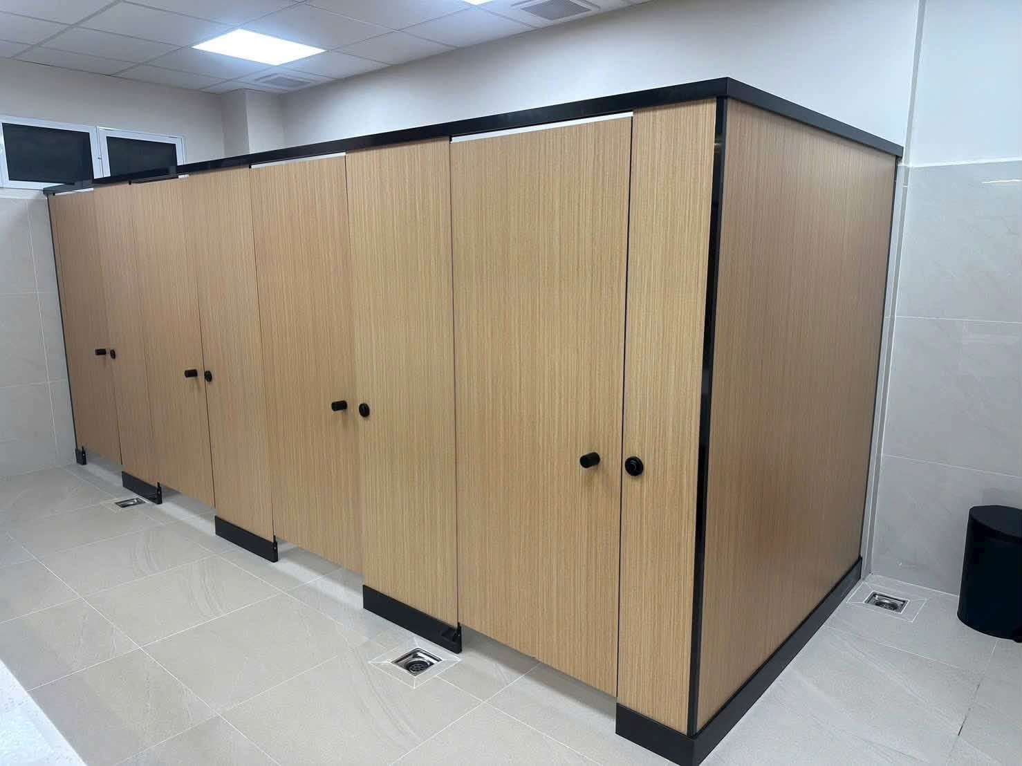 Vách ngăn nhà tắm bằng tấm Compact HPL màu vân gỗ